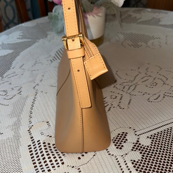 Elegant Tan Handbag - Picture 5 of 13